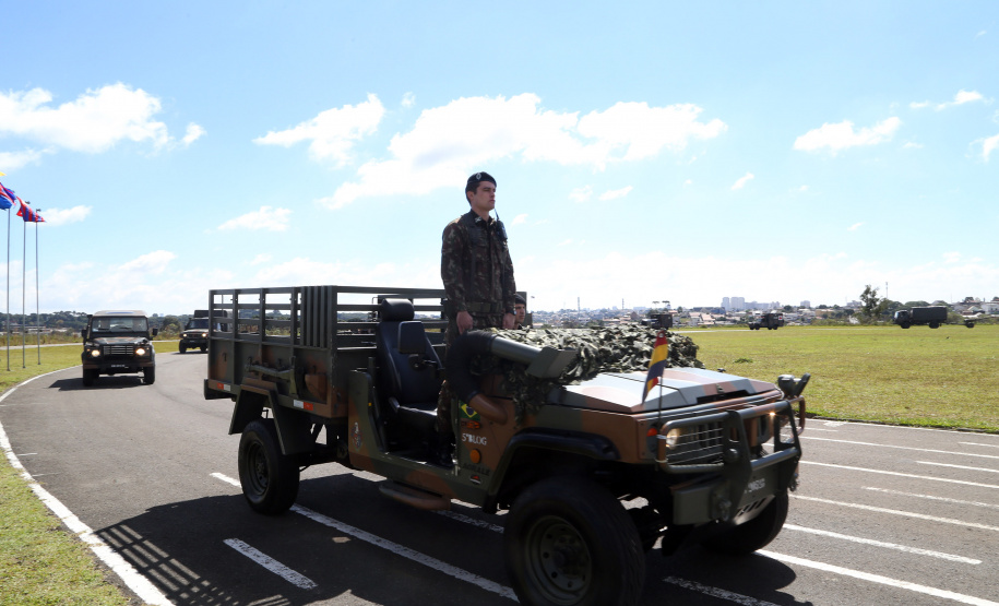 O Exército Brasileiro completa 371 anos em abril. Nesta quarta-feira (17), para celebrar a data, a 5ª Divisão de Exército realizou no Forte Pinheirinho, em Curitiba, uma solenidade militar com apresentação da banda da corporação e desfiles. Também foram entregues Medalhas de Ordem do Mérito Militar e diplomas a 20 civis e militares. O secretário de Estado da Segurança Pública e da Administração Penitenciária, Luiz Felipe Carbonell, participou da solenidade.
Foto Gilson Abreu ANPr