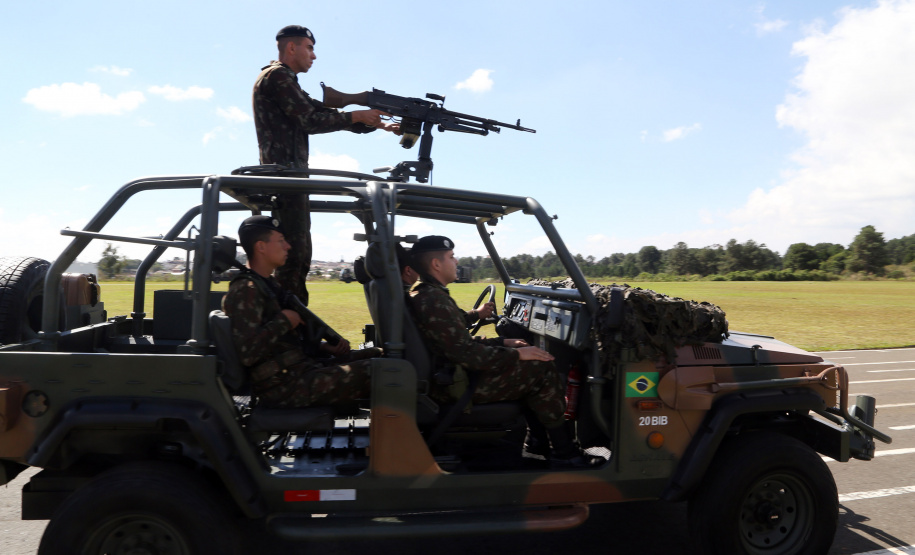 O Exército Brasileiro completa 371 anos em abril. Nesta quarta-feira (17), para celebrar a data, a 5ª Divisão de Exército realizou no Forte Pinheirinho, em Curitiba, uma solenidade militar com apresentação da banda da corporação e desfiles. Também foram entregues Medalhas de Ordem do Mérito Militar e diplomas a 20 civis e militares. O secretário de Estado da Segurança Pública e da Administração Penitenciária, Luiz Felipe Carbonell, participou da solenidade.
Foto Gilson Abreu ANPr