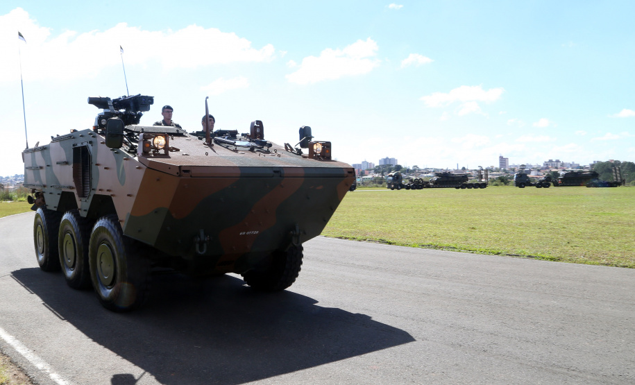 O Exército Brasileiro completa 371 anos em abril. Nesta quarta-feira (17), para celebrar a data, a 5ª Divisão de Exército realizou no Forte Pinheirinho, em Curitiba, uma solenidade militar com apresentação da banda da corporação e desfiles. Também foram entregues Medalhas de Ordem do Mérito Militar e diplomas a 20 civis e militares. O secretário de Estado da Segurança Pública e da Administração Penitenciária, Luiz Felipe Carbonell, participou da solenidade.
Foto Gilson Abreu ANPr