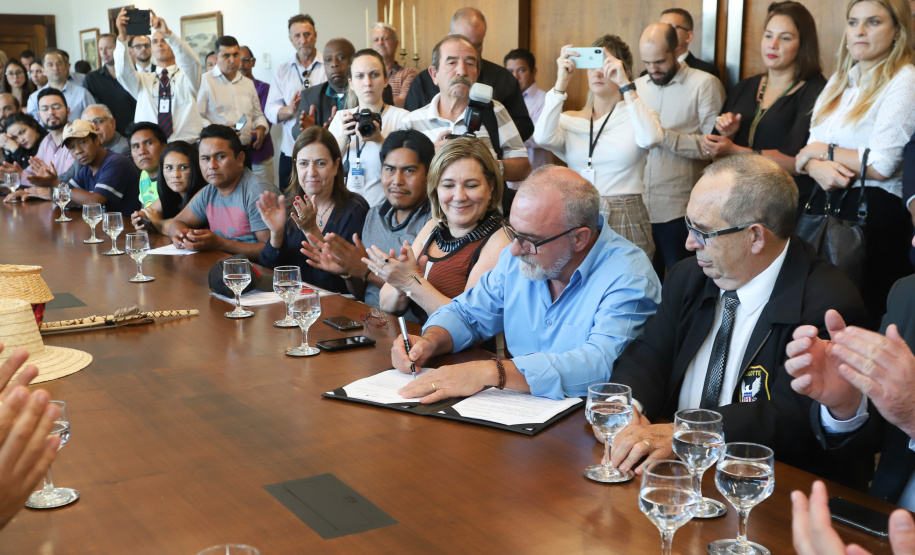 O governador Carlos Massa Ratinho Junior assinou nesta quarta-feira (17), no Palácio Iguaçu, um projeto de lei que propõe a criação do Conselho Estadual dos Povos Indígenas (CEPI-PR), órgão consultivo que será responsável por assegurar a participação dos povos indígenas nas políticas públicas do Estado.  -  Curitiba, 17/04/2019  -  Foto:  Rodrigo Félix Leal/ANPr