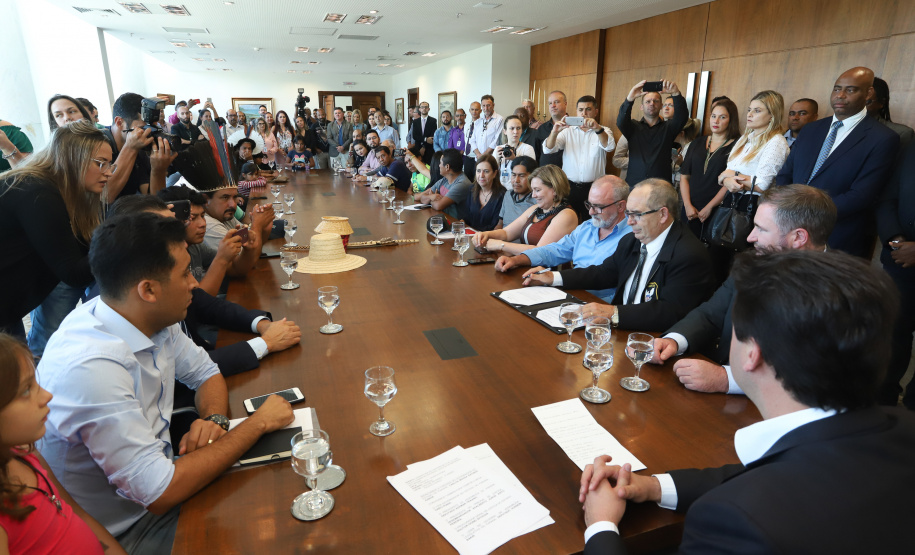 O governador Carlos Massa Ratinho Junior assinou nesta quarta-feira (17), no Palácio Iguaçu, um projeto de lei que propõe a criação do Conselho Estadual dos Povos Indígenas (CEPI-PR), órgão consultivo que será responsável por assegurar a participação dos povos indígenas nas políticas públicas do Estado.  -  Curitiba, 17/04/2019  -  Foto:  Rodrigo Félix Leal/ANPr