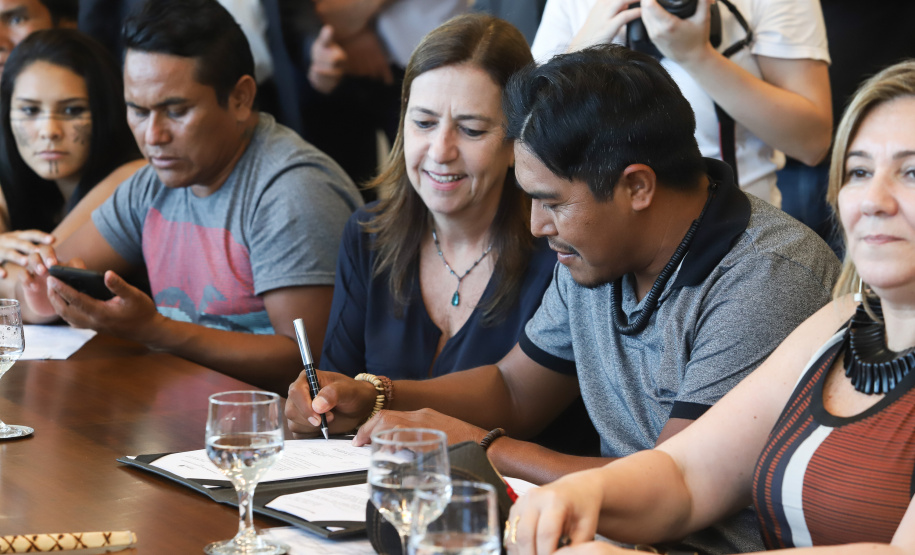 O governador Carlos Massa Ratinho Junior assinou nesta quarta-feira (17), no Palácio Iguaçu, um projeto de lei que propõe a criação do Conselho Estadual dos Povos Indígenas (CEPI-PR), órgão consultivo que será responsável por assegurar a participação dos povos indígenas nas políticas públicas do Estado.  -  Curitiba, 17/04/2019  -  Foto:  Rodrigo Félix Leal/ANPr