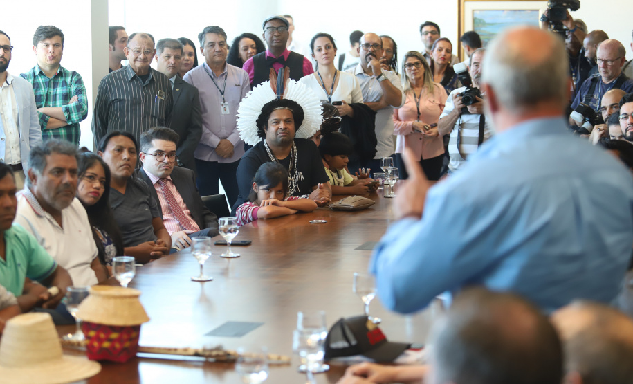 O governador Carlos Massa Ratinho Junior assinou nesta quarta-feira (17), no Palácio Iguaçu, um projeto de lei que propõe a criação do Conselho Estadual dos Povos Indígenas (CEPI-PR), órgão consultivo que será responsável por assegurar a participação dos povos indígenas nas políticas públicas do Estado.  -  Curitiba, 17/04/2019  -  Foto:  Rodrigo Félix Leal/ANPr