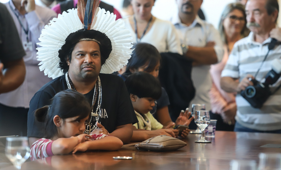 O governador Carlos Massa Ratinho Junior assinou nesta quarta-feira (17), no Palácio Iguaçu, um projeto de lei que propõe a criação do Conselho Estadual dos Povos Indígenas (CEPI-PR), órgão consultivo que será responsável por assegurar a participação dos povos indígenas nas políticas públicas do Estado.  -  Curitiba, 17/04/2019  -  Foto:  Rodrigo Félix Leal/ANPr