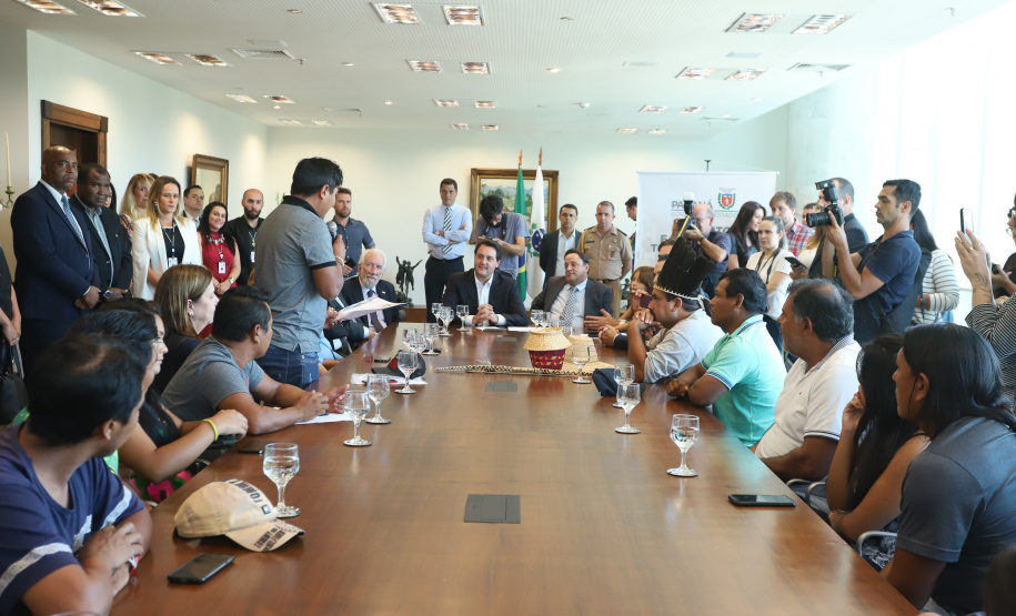 O governador Carlos Massa Ratinho Junior assinou nesta quarta-feira (17), no Palácio Iguaçu, um projeto de lei que propõe a criação do Conselho Estadual dos Povos Indígenas (CEPI-PR), órgão consultivo que será responsável por assegurar a participação dos povos indígenas nas políticas públicas do Estado.  -  Curitiba, 17/04/2019  -  Foto:  Rodrigo Félix Leal/ANPr