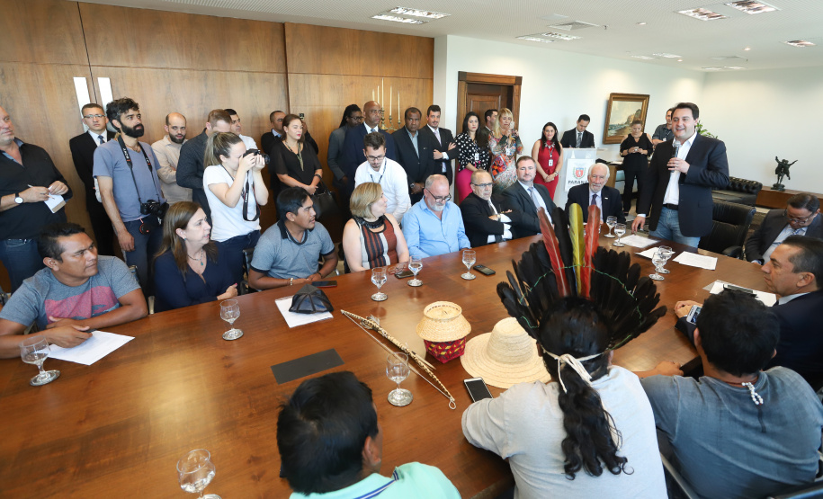 O governador Carlos Massa Ratinho Junior assinou nesta quarta-feira (17), no Palácio Iguaçu, um projeto de lei que propõe a criação do Conselho Estadual dos Povos Indígenas (CEPI-PR), órgão consultivo que será responsável por assegurar a participação dos povos indígenas nas políticas públicas do Estado.  -  Curitiba, 17/04/2019  -  Foto:  Rodrigo Félix Leal/ANPr