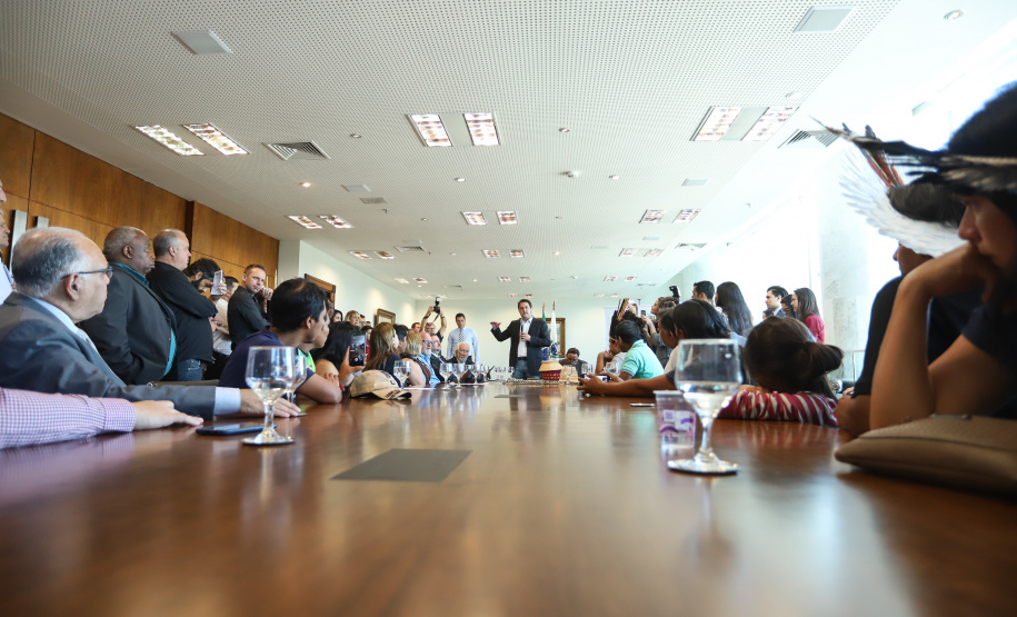 O governador Carlos Massa Ratinho Junior assinou nesta quarta-feira (17), no Palácio Iguaçu, um projeto de lei que propõe a criação do Conselho Estadual dos Povos Indígenas (CEPI-PR), órgão consultivo que será responsável por assegurar a participação dos povos indígenas nas políticas públicas do Estado.  -  Curitiba, 17/04/2019  -  Foto:  Rodrigo Félix Leal/ANPr
