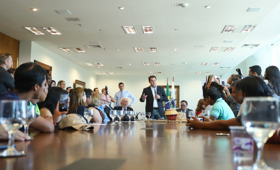 O governador Carlos Massa Ratinho Junior assinou nesta quarta-feira (17), no Palácio Iguaçu, um projeto de lei que propõe a criação do Conselho Estadual dos Povos Indígenas (CEPI-PR), órgão consultivo que será responsável por assegurar a participação dos povos indígenas nas políticas públicas do Estado.  -  Curitiba, 17/04/2019  -  Foto:  Rodrigo Félix Leal/ANPr