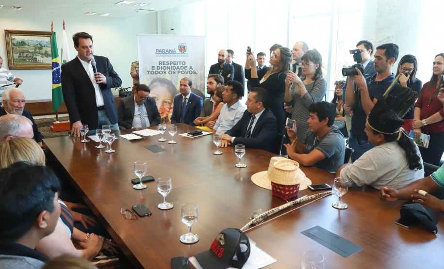 O governador Carlos Massa Ratinho Junior assinou nesta quarta-feira (17), no Palácio Iguaçu, um projeto de lei que propõe a criação do Conselho Estadual dos Povos Indígenas (CEPI-PR), órgão consultivo que será responsável por assegurar a participação dos povos indígenas nas políticas públicas do Estado.  -  Curitiba, 17/04/2019  -  Foto:  Rodrigo Félix Leal/ANPr