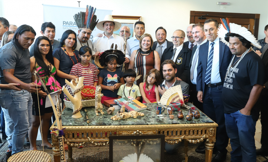 O governador Carlos Massa Ratinho Junior assinou nesta quarta-feira (17), no Palácio Iguaçu, um projeto de lei que propõe a criação do Conselho Estadual dos Povos Indígenas (CEPI-PR), órgão consultivo que será responsável por assegurar a participação dos povos indígenas nas políticas públicas do Estado.  -  Curitiba, 17/04/2019  -  Foto:  Rodrigo Félix Leal/ANPr