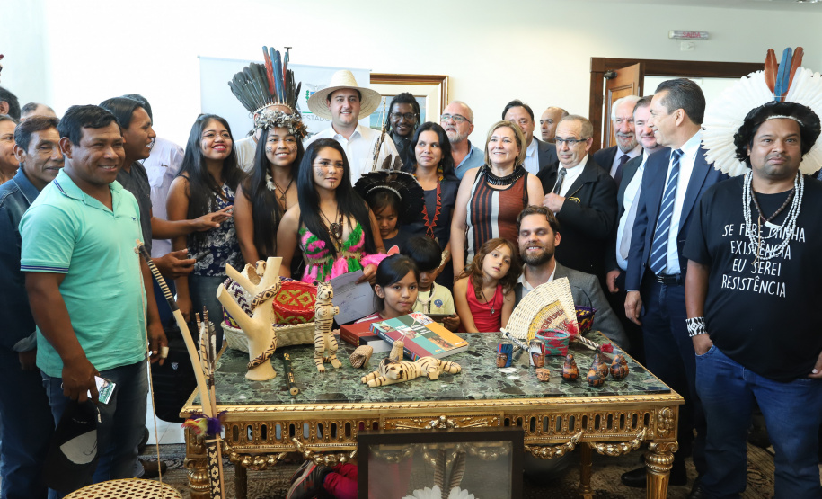 O governador Carlos Massa Ratinho Junior assinou nesta quarta-feira (17), no Palácio Iguaçu, um projeto de lei que propõe a criação do Conselho Estadual dos Povos Indígenas (CEPI-PR), órgão consultivo que será responsável por assegurar a participação dos povos indígenas nas políticas públicas do Estado.  -  Curitiba, 17/04/2019  -  Foto:  Rodrigo Félix Leal/ANPr