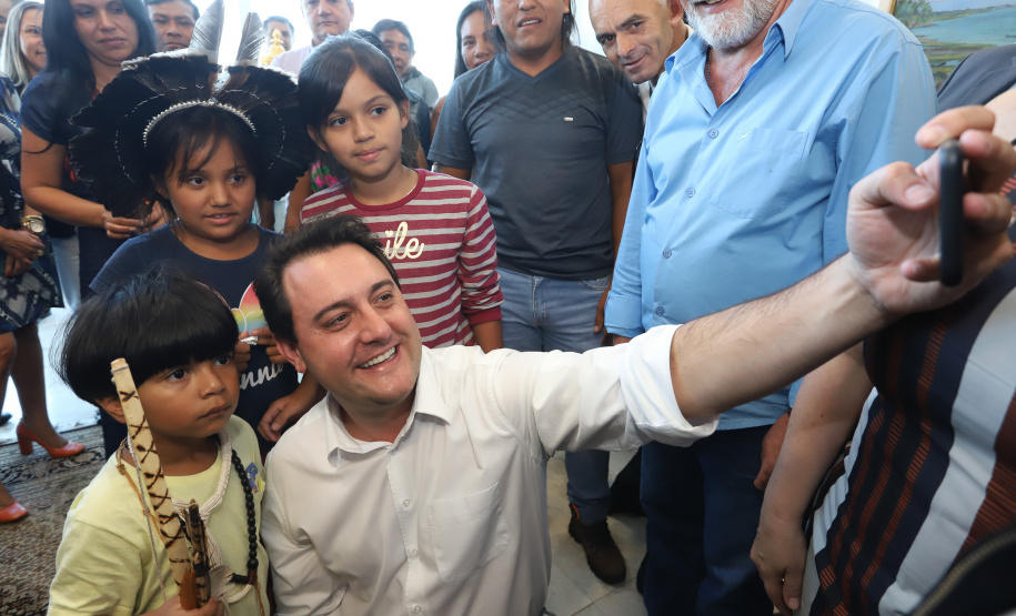 O governador Carlos Massa Ratinho Junior assinou nesta quarta-feira (17), no Palácio Iguaçu, um projeto de lei que propõe a criação do Conselho Estadual dos Povos Indígenas (CEPI-PR), órgão consultivo que será responsável por assegurar a participação dos povos indígenas nas políticas públicas do Estado.  -  Curitiba, 17/04/2019  -  Foto:  Rodrigo Félix Leal/ANPr