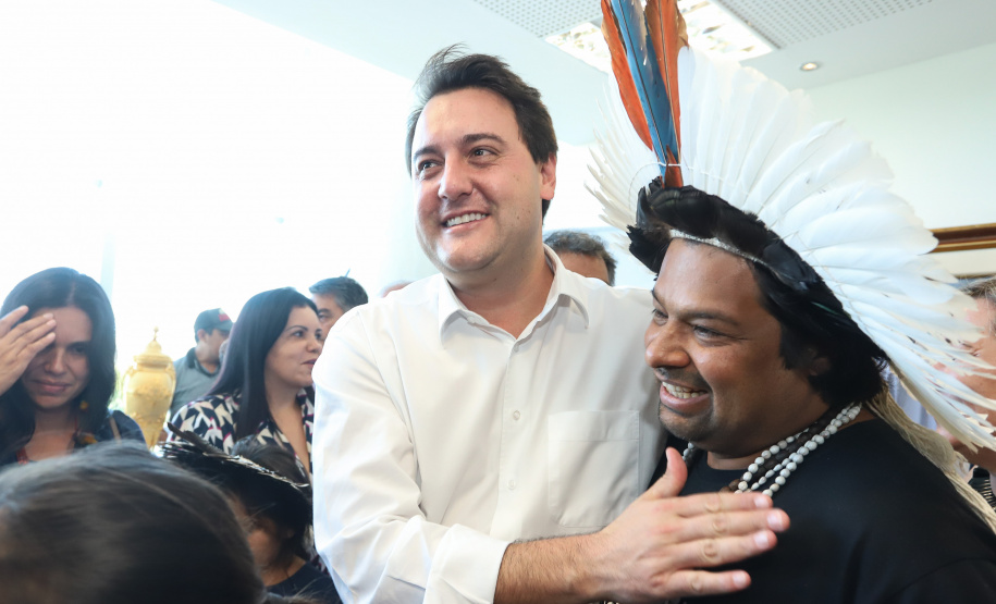O governador Carlos Massa Ratinho Junior assinou nesta quarta-feira (17), no Palácio Iguaçu, um projeto de lei que propõe a criação do Conselho Estadual dos Povos Indígenas (CEPI-PR), órgão consultivo que será responsável por assegurar a participação dos povos indígenas nas políticas públicas do Estado.  -  Curitiba, 17/04/2019  -  Foto:  Rodrigo Félix Leal/ANPr