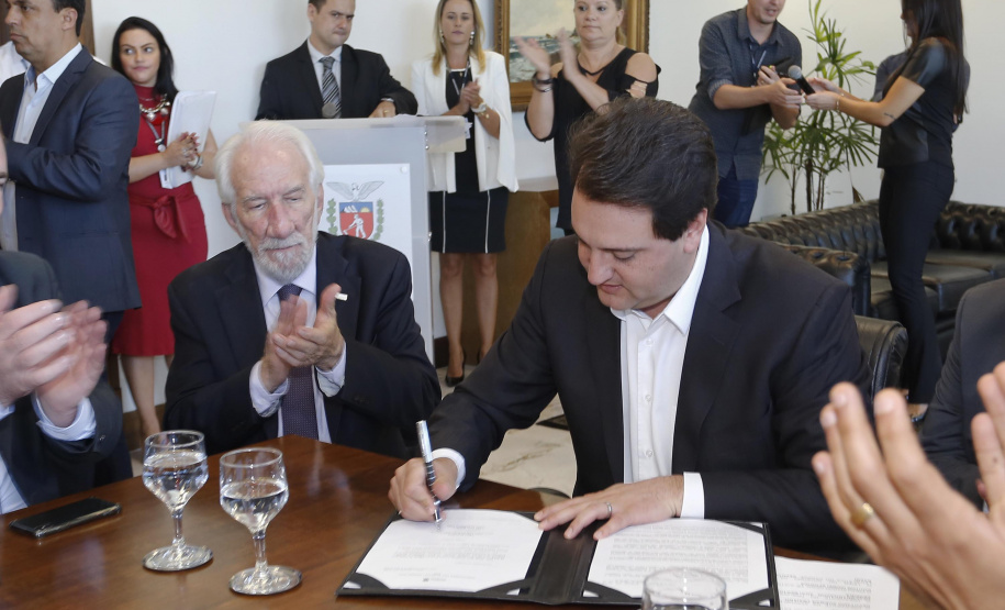 O governador Carlos Massa Ratinho Junior assina projeto de lei, a ser enviado à Assembleia Legislativa, propondo a criação do Conselho Estadual dos Povos Indígenas do Paraná. Presentes na solenidade: superintendente geral de diálogo e interação social Mauro Rockenbach, caciques, deputados, entre outros.Curitiba, 17-04-19.Foto: Arnaldo Alves / ANPr.