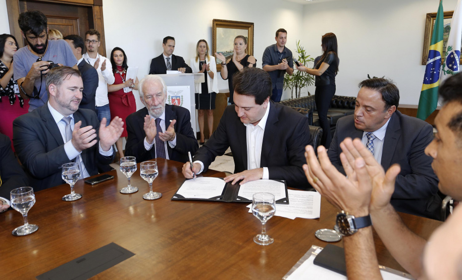 O governador Carlos Massa Ratinho Junior assina projeto de lei, a ser enviado à Assembleia Legislativa, propondo a criação do Conselho Estadual dos Povos Indígenas do Paraná. Presentes na solenidade: superintendente geral de diálogo e interação social Mauro Rockenbach, caciques, deputados, entre outros.Curitiba, 17-04-19.Foto: Arnaldo Alves / ANPr.