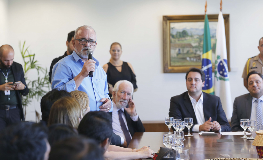 O governador Carlos Massa Ratinho Junior assina projeto de lei, a ser enviado à Assembleia Legislativa, propondo a criação do Conselho Estadual dos Povos Indígenas do Paraná. Presentes na solenidade: superintendente geral de diálogo e interação social Mauro Rockenbach, caciques, deputados, entre outros.Curitiba, 17-04-19.Foto: Arnaldo Alves / ANPr.