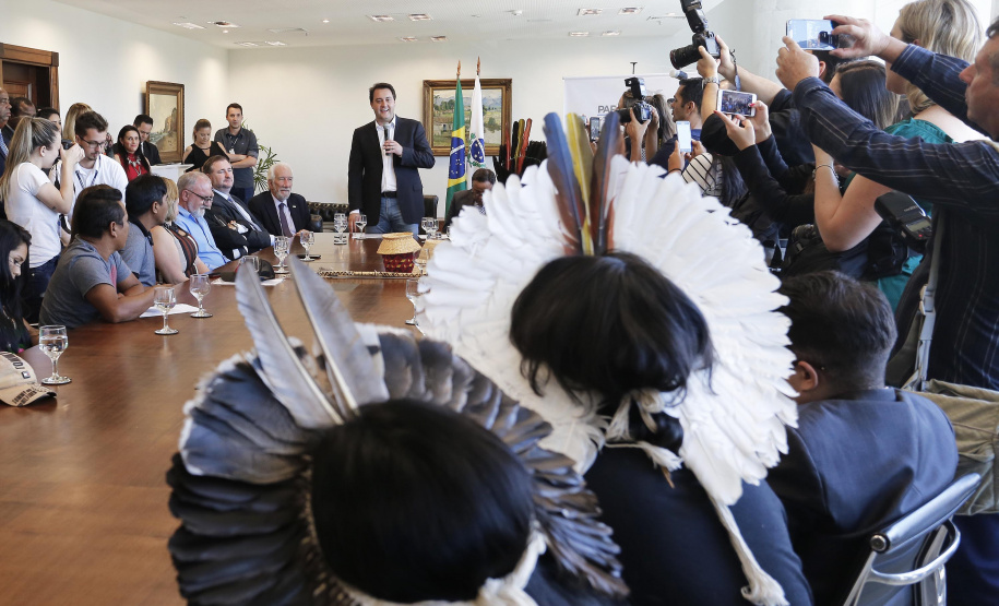 O governador Carlos Massa Ratinho Junior assinou nesta quarta-feira (17), no Palácio Iguaçu, um projeto de lei que propõe a criação do Conselho Estadual dos Povos Indígenas (CEPI-PR), órgão consultivo que será responsável por assegurar a participação dos povos indígenas nas políticas públicas do Estado.  -  .Curitiba, 17-04-19.Foto: Arnaldo Alves / ANPr.