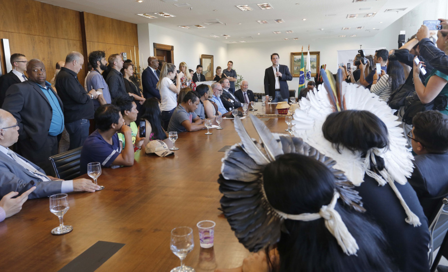 O governador Carlos Massa Ratinho Junior assina projeto de lei, a ser enviado à Assembleia Legislativa, propondo a criação do Conselho Estadual dos Povos Indígenas do Paraná. Presentes na solenidade: superintendente geral de diálogo e interação social Mauro Rockenbach, caciques, deputados, entre outros.Curitiba, 17-04-19.Foto: Arnaldo Alves / ANPr.