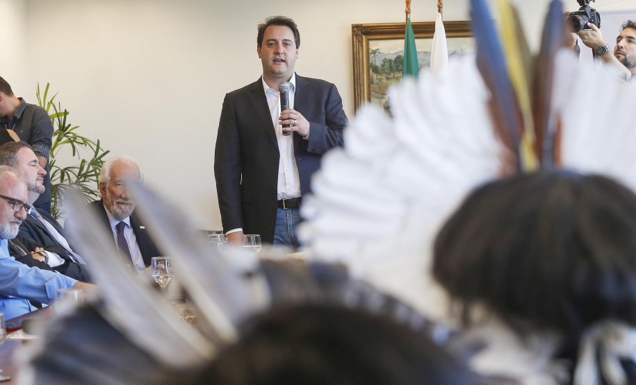 O governador Carlos Massa Ratinho Junior assina projeto de lei, a ser enviado à Assembleia Legislativa, propondo a criação do Conselho Estadual dos Povos Indígenas do Paraná. Presentes na solenidade: superintendente geral de diálogo e interação social Mauro Rockenbach, caciques, deputados, entre outros.Curitiba, 17-04-19.Foto: Arnaldo Alves / ANPr.