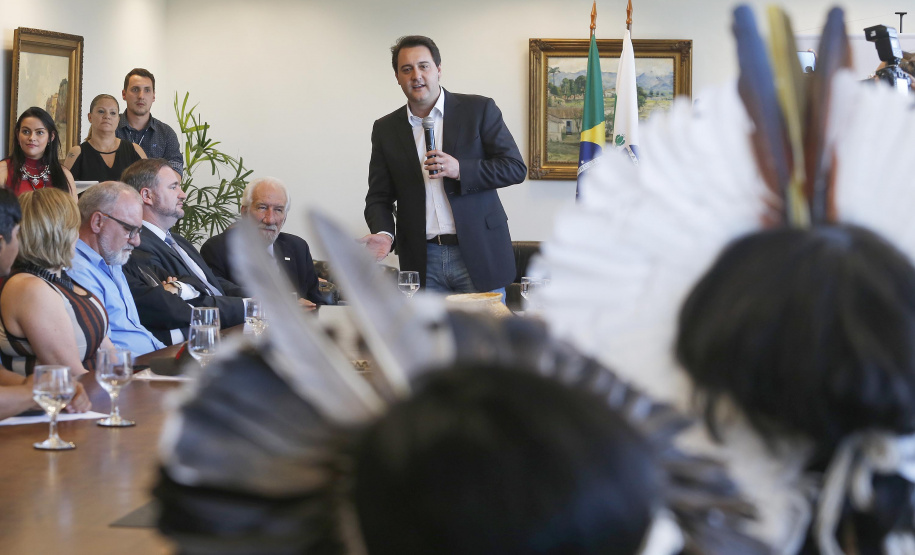 O governador Carlos Massa Ratinho Junior assina projeto de lei, a ser enviado à Assembleia Legislativa, propondo a criação do Conselho Estadual dos Povos Indígenas do Paraná. Presentes na solenidade: superintendente geral de diálogo e interação social Mauro Rockenbach, caciques, deputados, entre outros.Curitiba, 17-04-19.Foto: Arnaldo Alves / ANPr.