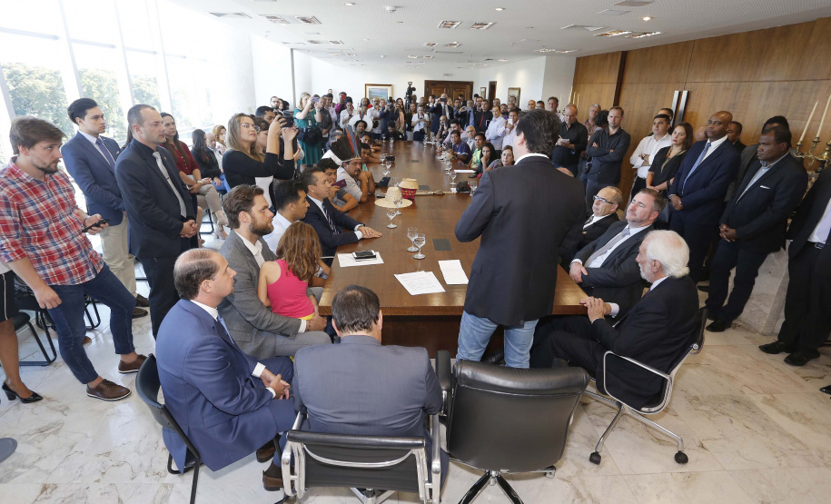 O governador Carlos Massa Ratinho Junior assina projeto de lei, a ser enviado à Assembleia Legislativa, propondo a criação do Conselho Estadual dos Povos Indígenas do Paraná. Presentes na solenidade: superintendente geral de diálogo e interação social Mauro Rockenbach, caciques, deputados, entre outros.Curitiba, 17-04-19.Foto: Arnaldo Alves / ANPr.