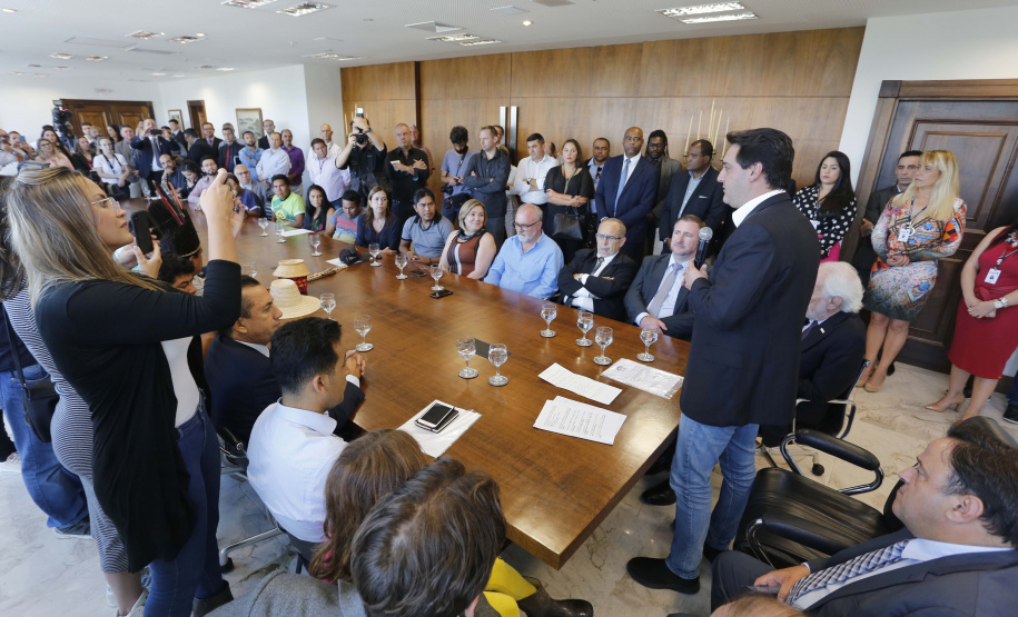 O governador Carlos Massa Ratinho Junior assina projeto de lei, a ser enviado à Assembleia Legislativa, propondo a criação do Conselho Estadual dos Povos Indígenas do Paraná. Presentes na solenidade: superintendente geral de diálogo e interação social Mauro Rockenbach, caciques, deputados, entre outros.Curitiba, 17-04-19.Foto: Arnaldo Alves / ANPr.