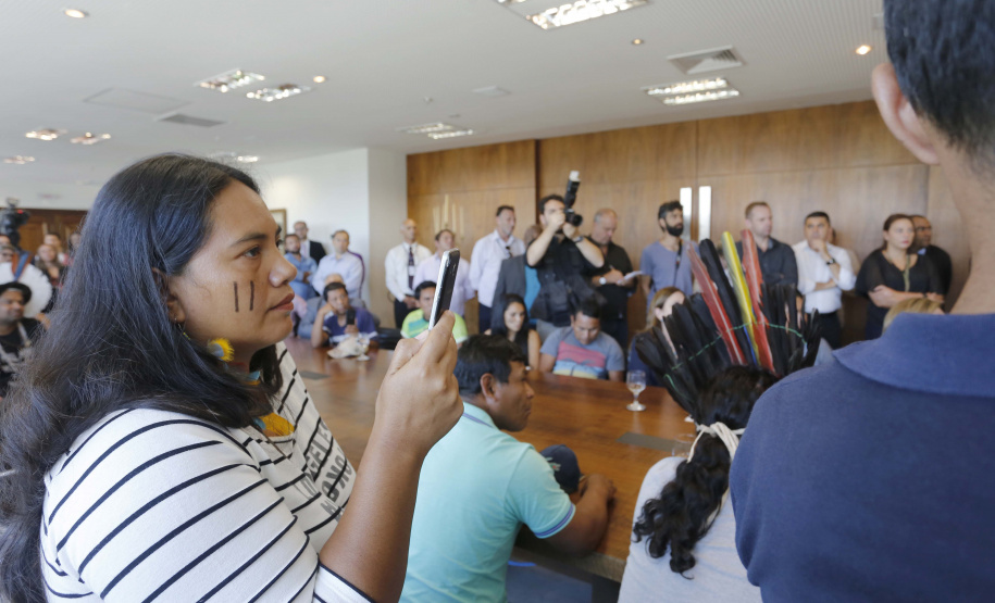 O governador Carlos Massa Ratinho Junior assina projeto de lei, a ser enviado à Assembleia Legislativa, propondo a criação do Conselho Estadual dos Povos Indígenas do Paraná. Presentes na solenidade: superintendente geral de diálogo e interação social Mauro Rockenbach, caciques, deputados, entre outros.Curitiba, 17-04-19.Foto: Arnaldo Alves / ANPr.
