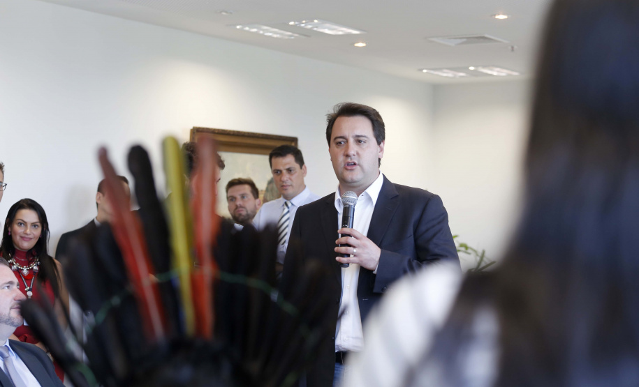 O governador Carlos Massa Ratinho Junior assina projeto de lei, a ser enviado à Assembleia Legislativa, propondo a criação do Conselho Estadual dos Povos Indígenas do Paraná. Presentes na solenidade: superintendente geral de diálogo e interação social Mauro Rockenbach, caciques, deputados, entre outros.Curitiba, 17-04-19.Foto: Arnaldo Alves / ANPr.