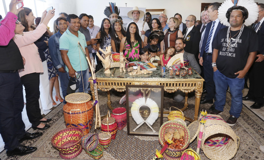 O governador Carlos Massa Ratinho Junior assinou nesta quarta-feira (17), no Palácio Iguaçu, um projeto de lei que propõe a criação do Conselho Estadual dos Povos Indígenas (CEPI-PR), órgão consultivo que será responsável por assegurar a participação dos povos indígenas nas políticas públicas do Estado. - .Curitiba, 17-04-19.Foto: Arnaldo Alves / ANPr.
