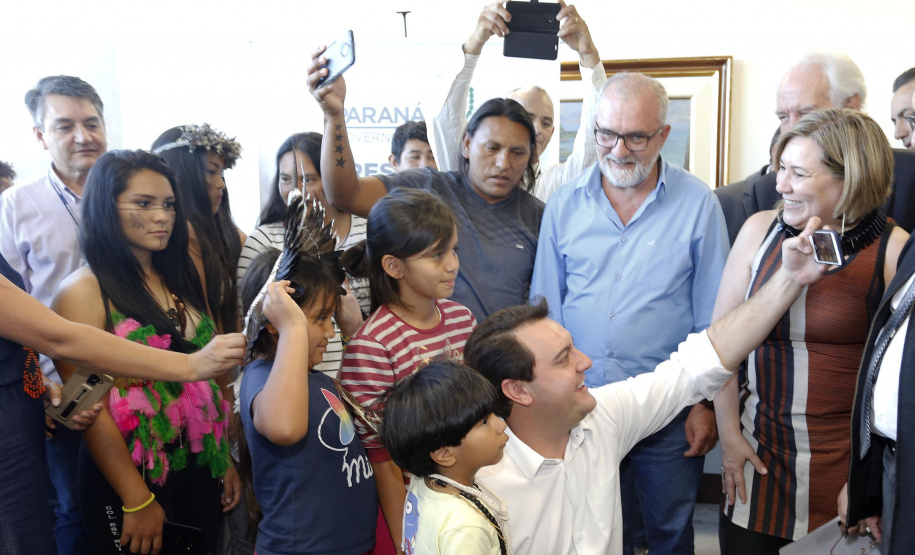 O governador Carlos Massa Ratinho Junior assinou nesta quarta-feira (17), no Palácio Iguaçu, um projeto de lei que propõe a criação do Conselho Estadual dos Povos Indígenas (CEPI-PR), órgão consultivo que será responsável por assegurar a participação dos povos indígenas nas políticas públicas do Estado. - .Curitiba, 17-04-19.Foto: Arnaldo Alves / ANPr.
