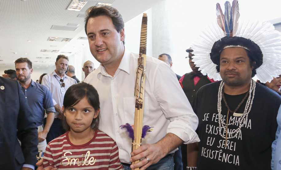 O governador Carlos Massa Ratinho Junior assina projeto de lei, a ser enviado à Assembleia Legislativa, propondo a criação do Conselho Estadual dos Povos Indígenas do Paraná. Presentes na solenidade: superintendente geral de diálogo e interação social Mauro Rockenbach, caciques, deputados, entre outros.Curitiba, 17-04-19.Foto: Arnaldo Alves / ANPr.