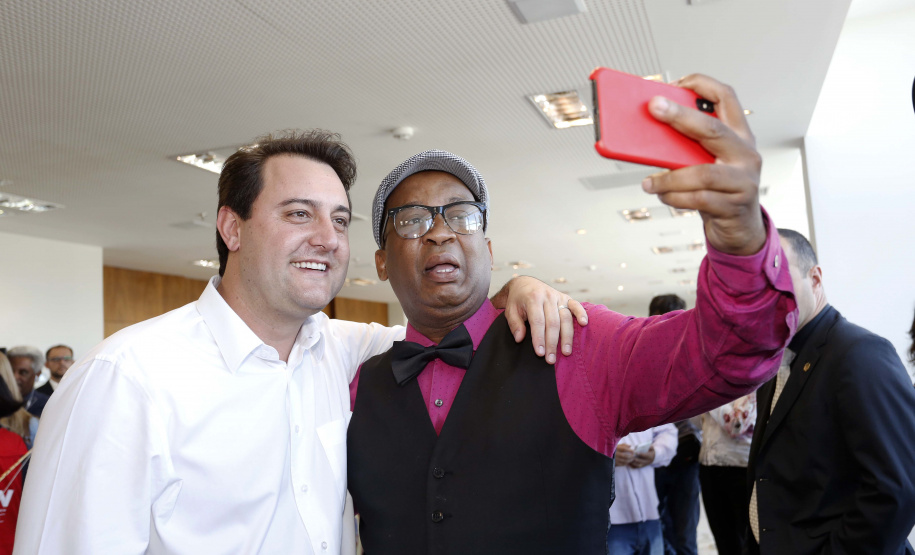 O governador Carlos Massa Ratinho Junior assina projeto de lei, a ser enviado à Assembleia Legislativa, propondo a criação do Conselho Estadual dos Povos Indígenas do Paraná. Presentes na solenidade: superintendente geral de diálogo e interação social Mauro Rockenbach, caciques, deputados, entre outros.Curitiba, 17-04-19.Foto: Arnaldo Alves / ANPr.