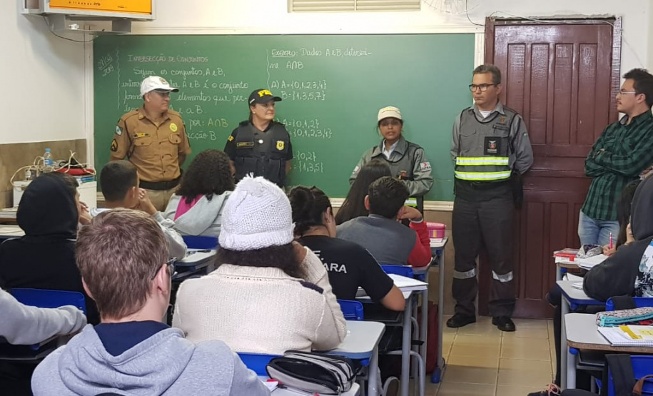 Nos 100 primeiros dias de gestão, o Departamento de Trânsito do Paraná (Detran-PR) priorizou reduzir custos, desburocratizar os serviços oferecidos aos cidadãos e dar enfoque à educação no trânsito, que será o mote desta gestão. A economia no período chega a R$ 12,9 milhões. As ações incluem a revogação, revisão e redução de contratos, licitações não viabilizadas, além de cortes nos gastos com a folha de pagamento. Foto: DetranPR