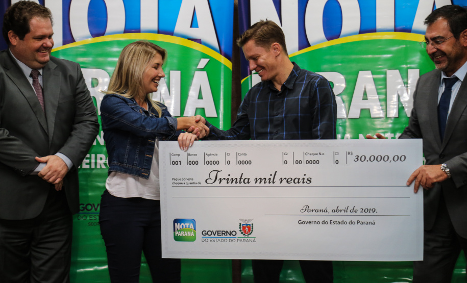 O Governo do Estado entrega os três principais prêmios do sorteio de Abril do programa Nota Paraná, de R$ 20 mil, R$ 30 mil e R$ 50 mil. A solenidade de premiação acontece na Secretaria de Estado da Fazenda, em Curitiba nesta quarta-feira (17).   Curitiba, 17/04/2019 -  Foto: Geraldo Bubniak/ANPr