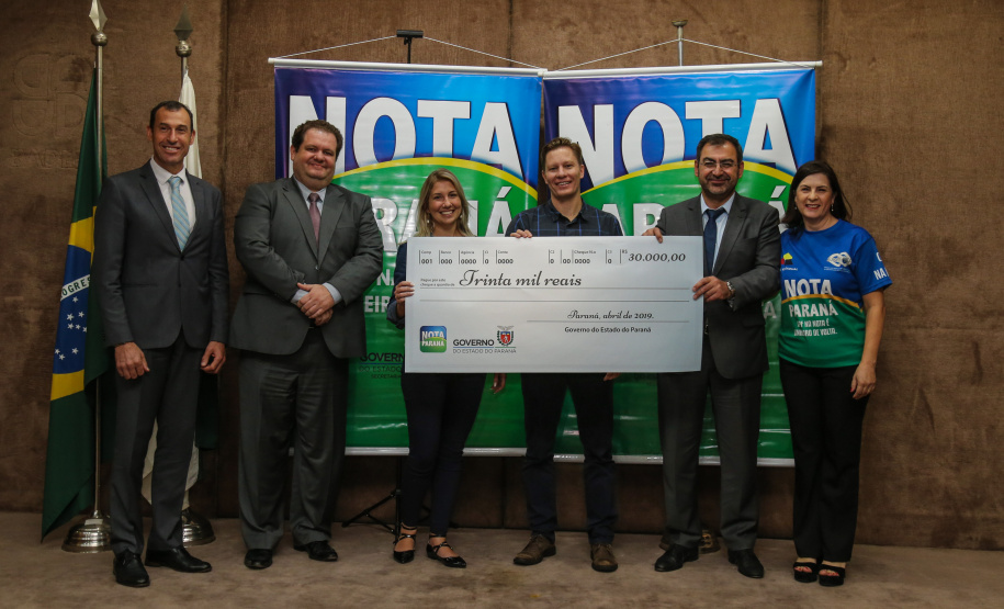 O Governo do Estado entrega os três principais prêmios do sorteio de Abril do programa Nota Paraná, de R$ 20 mil, R$ 30 mil e R$ 50 mil. A solenidade de premiação acontece na Secretaria de Estado da Fazenda, em Curitiba nesta quarta-feira (17).   Curitiba, 17/04/2019 -  Foto: Geraldo Bubniak/ANPr
