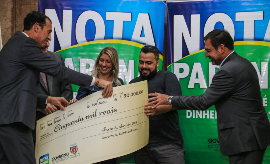 O Governo do Estado entrega os três principais prêmios do sorteio de Abril do programa Nota Paraná, de R$ 20 mil, R$ 30 mil e R$ 50 mil. A solenidade de premiação acontece na Secretaria de Estado da Fazenda, em Curitiba nesta quarta-feira (17).   Curitiba, 17/04/2019 -  Foto: Geraldo Bubniak/ANPr