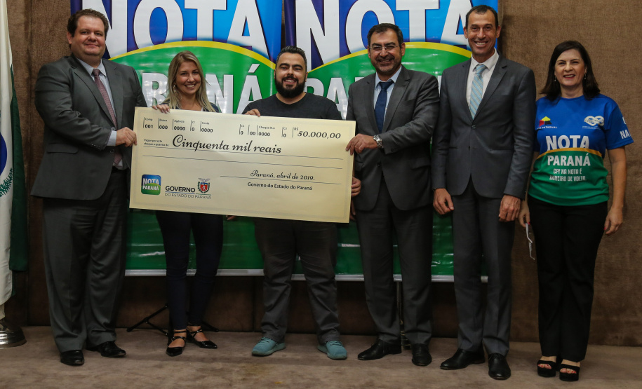 O Governo do Estado entrega os três principais prêmios do sorteio de Abril do programa Nota Paraná, de R$ 20 mil, R$ 30 mil e R$ 50 mil. A solenidade de premiação acontece na Secretaria de Estado da Fazenda, em Curitiba nesta quarta-feira (17).   Curitiba, 17/04/2019 -  Foto: Geraldo Bubniak/ANPr