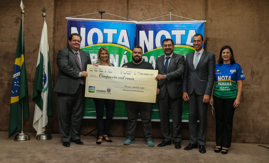 O Governo do Estado entrega os três principais prêmios do sorteio de Abril do programa Nota Paraná, de R$ 20 mil, R$ 30 mil e R$ 50 mil. A solenidade de premiação acontece na Secretaria de Estado da Fazenda, em Curitiba nesta quarta-feira (17).   Curitiba, 17/04/2019 -  Foto: Geraldo Bubniak/ANPr