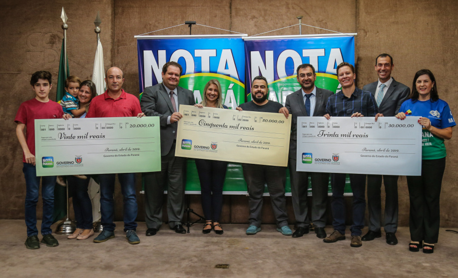 O Governo do Estado entrega os três principais prêmios do sorteio de Abril do programa Nota Paraná, de R$ 20 mil, R$ 30 mil e R$ 50 mil. A solenidade de premiação acontece na Secretaria de Estado da Fazenda, em Curitiba nesta quarta-feira (17).   Curitiba, 17/04/2019 -  Foto: Geraldo Bubniak/ANPr