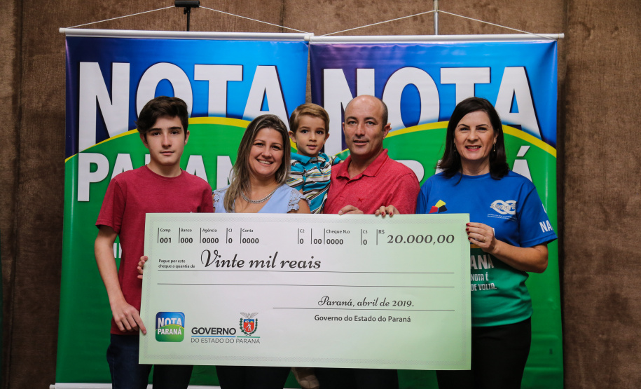 O Governo do Estado entrega os três principais prêmios do sorteio de Abril do programa Nota Paraná, de R$ 20 mil, R$ 30 mil e R$ 50 mil. A solenidade de premiação acontece na Secretaria de Estado da Fazenda, em Curitiba nesta quarta-feira (17).   Curitiba, 17/04/2019 -  Foto: Geraldo Bubniak/ANPr