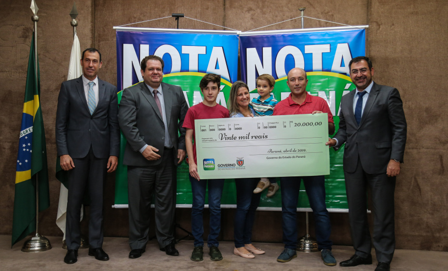O Governo do Estado entrega os três principais prêmios do sorteio de Abril do programa Nota Paraná, de R$ 20 mil, R$ 30 mil e R$ 50 mil. A solenidade de premiação acontece na Secretaria de Estado da Fazenda, em Curitiba nesta quarta-feira (17).   Curitiba, 17/04/2019 -  Foto: Geraldo Bubniak/ANPr