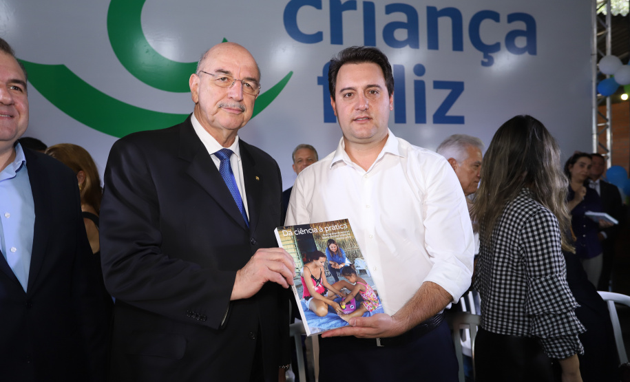 O governador Carlos Massa Ratinho Junior e o ministro da Cidadania, Osmar Terra, lançam o programa Criança Feliz . Curitiba, 18/04/2019 - Foto: Rodrigo Felix Leal/ANPr
