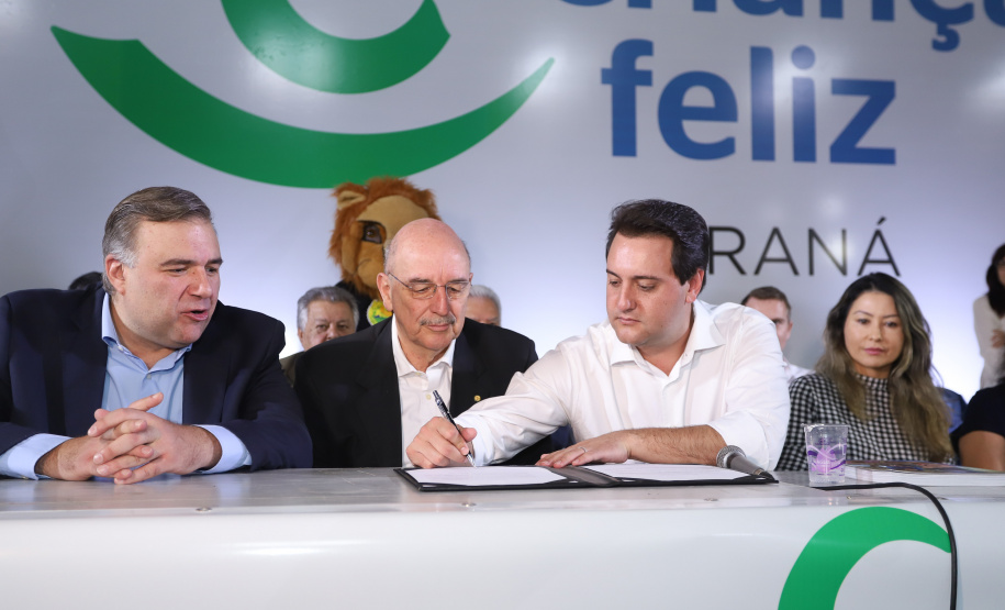 O governador Carlos Massa Ratinho Junior e o ministro da Cidadania, Osmar Terra, lançam o programa Criança Feliz . Curitiba, 18/04/2019 - Foto: Rodrigo Felix Leal/ANPr