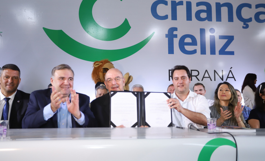 O governador Carlos Massa Ratinho Junior e o ministro da Cidadania, Osmar Terra, lançam o programa Criança Feliz . Curitiba, 18/04/2019 - Foto: Rodrigo Felix Leal/ANPr