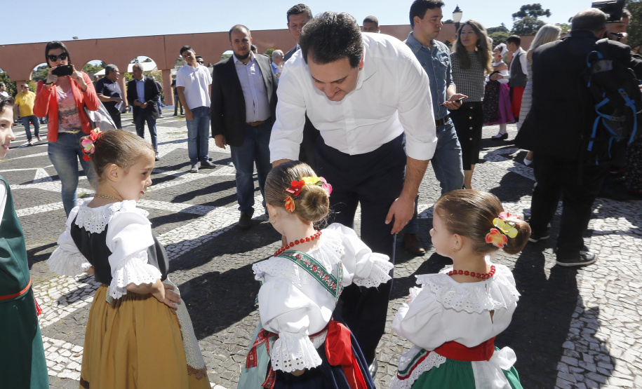 o Governador Carlos Massa Ratinho Junior participa da implantação do Programa Criança Feliz, do Governo Federal. Presentes na solenidade: ministro da Cidadania, Osmar Terra; primeira dama, Luciana Saito Massa; secretário da Justiça Família e Trabalho, Ney Leprevost; entre outros.Curitiba, 18-04-19.Foto: Arnaldo Alves / ANPr.