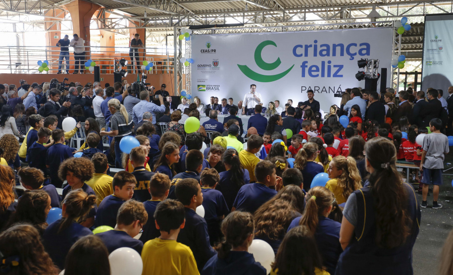 o Governador Carlos Massa Ratinho Junior participa da implantação do Programa Criança Feliz, do Governo Federal. Presentes na solenidade: ministro da Cidadania, Osmar Terra; primeira dama, Luciana Saito Massa; secretário da Justiça Família e Trabalho, Ney Leprevost; entre outros.Curitiba, 18-04-19.Foto: Arnaldo Alves / ANPr.