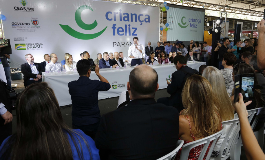 o Governador Carlos Massa Ratinho Junior participa da implantação do Programa Criança Feliz, do Governo Federal. Presentes na solenidade: ministro da Cidadania, Osmar Terra; primeira dama, Luciana Saito Massa; secretário da Justiça Família e Trabalho, Ney Leprevost; entre outros.Curitiba, 18-04-19.Foto: Arnaldo Alves / ANPr.