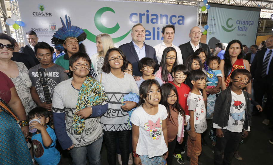 o Governador Carlos Massa Ratinho Junior participa da implantação do Programa Criança Feliz, do Governo Federal. Presentes na solenidade: ministro da Cidadania, Osmar Terra; primeira dama, Luciana Saito Massa; secretário da Justiça Família e Trabalho, Ney Leprevost; entre outros.Curitiba, 18-04-19.Foto: Arnaldo Alves / ANPr.
