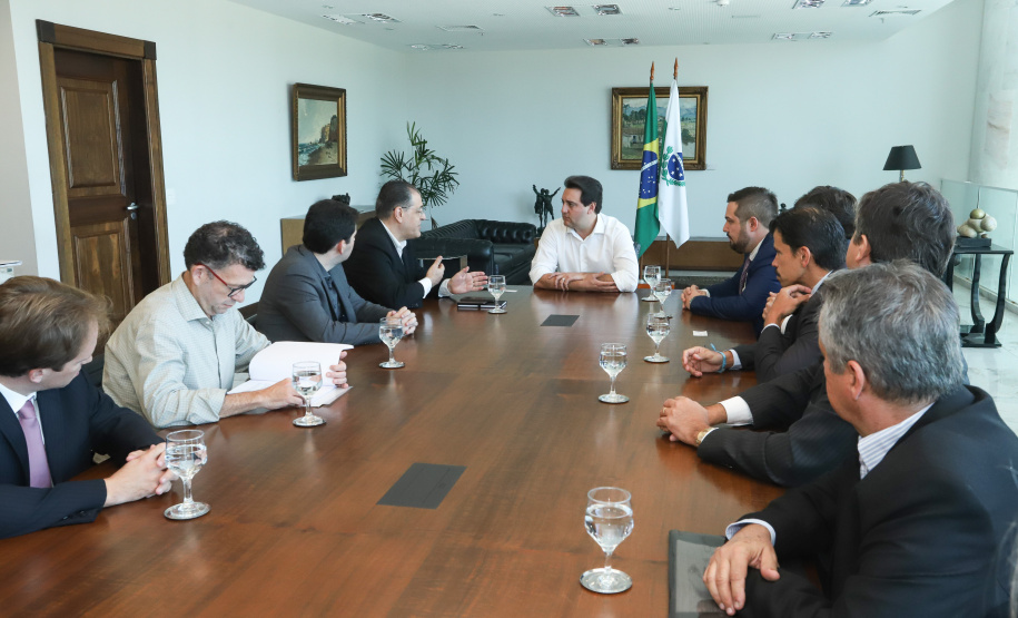 O governador Carlos Massa Ratinho Junior e o presidente da J.Macêdo, Walter Faria Junior, oficializaram nesta quinta-feira (18) a adesão da empresa ao programa Paraná Competitivo e investimentos de R$ 500 milhões em um complexo industrial de manipulação de trigo em Londrina, no Norte do Estado. Foto: Rodrigo Felix Leal/ANPr