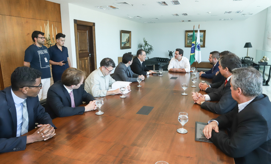 O governador Carlos Massa Ratinho Junior e o presidente da J.Macêdo, Walter Faria Junior, oficializaram nesta quinta-feira (18) a adesão da empresa ao programa Paraná Competitivo e investimentos de R$ 500 milhões em um complexo industrial de manipulação de trigo em Londrina, no Norte do Estado. Foto: Rodrigo Felix Leal/ANPr